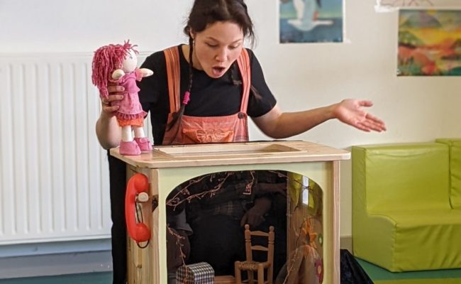 Biscotte et la boite de craquottes, spectacle petite enfance, tout-petits, compagnie du dromadaire