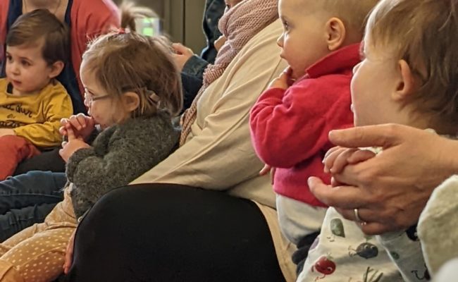 Biscotte et la boite de craquottes, spectacle petite enfance, tout-petits, compagnie du dromadaire