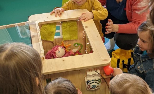 Biscotte et la boite de craquottes, spectacle petite enfance, tout-petits, compagnie du dromadaire